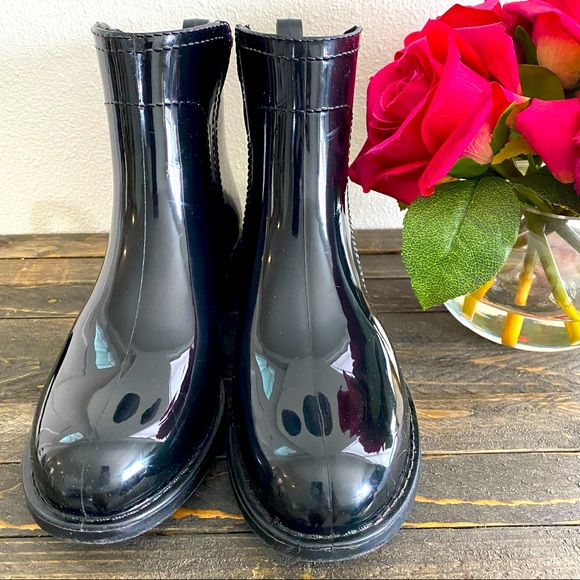 Nicole Miller Shiny Patent Leather Ankle Rain Boots (size 6)🌹 - Picture 3 of 13
